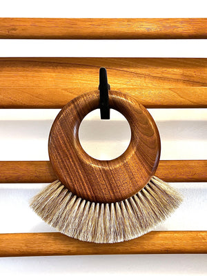 Große Mid-Century Kleiderbürste aus Nussbaum von Carl Auböck