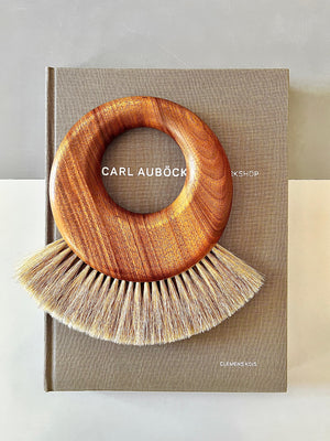 Große Mid-Century Kleiderbürste aus Nussbaum von Carl Auböck
