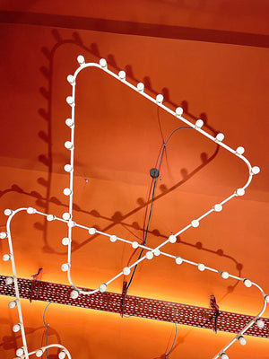 Impressionnant et grand lustre sculpture lumineuse à triangles, style Gino Sarfatti, années 1950