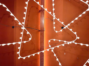 Impressionnant et grand lustre sculpture lumineuse à triangles, style Gino Sarfatti, années 1950