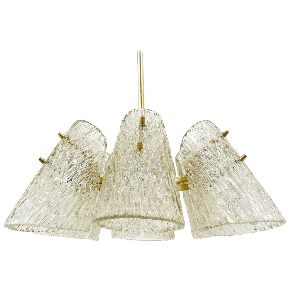 Lustre en laiton J.T. Kalmar, avec abat-jours coniques en verre texturé, Autriche, 1950