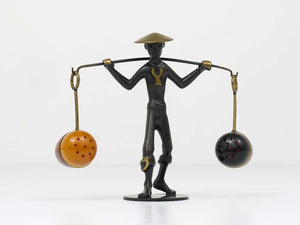 Juego de saleros y pimenteros con soporte y figura asiática de latón de Rohac, Austria, años 50