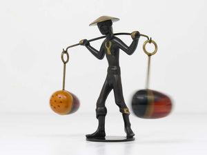 Juego de saleros y pimenteros con soporte y figura asiática de latón de Rohac, Austria, años 50