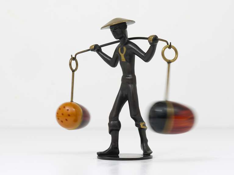 Set salières et poivrières en laiton avec support figurine asiatique par Rohac, Autriche, années 1950