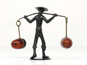 Juego de saleros y pimenteros con soporte y figura asiática de latón de Rohac, Austria, años 50