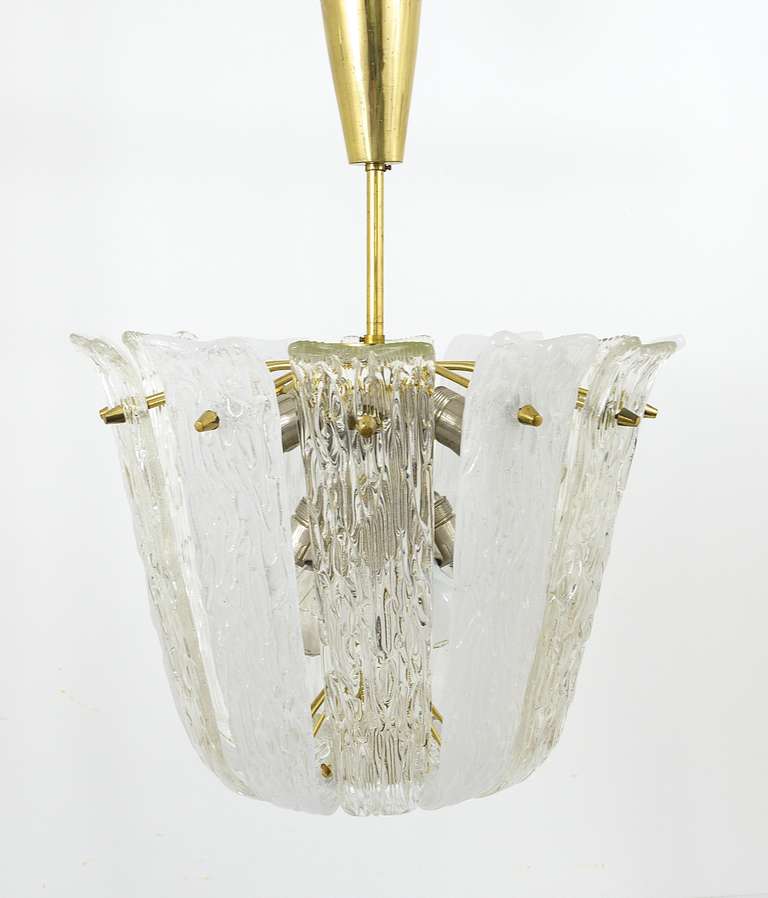 Lustre corbeille Mid-Century en laiton et verre texturé de J.T. Kalmar, Autriche, années 1950