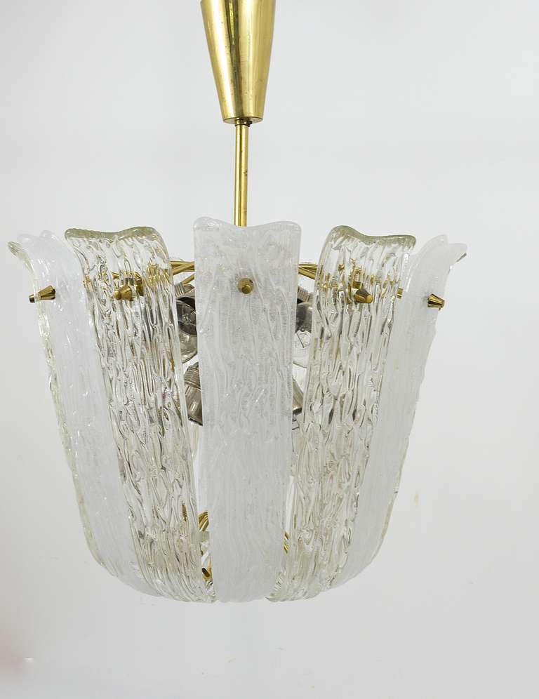Lustre corbeille Mid-Century en laiton et verre texturé de J.T. Kalmar, Autriche, années 1950