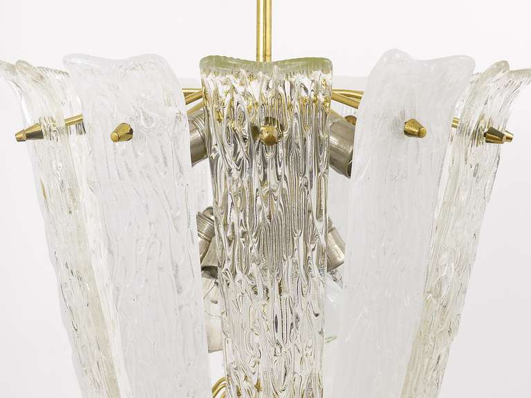 Lustre corbeille Mid-Century en laiton et verre texturé de J.T. Kalmar, Autriche, années 1950
