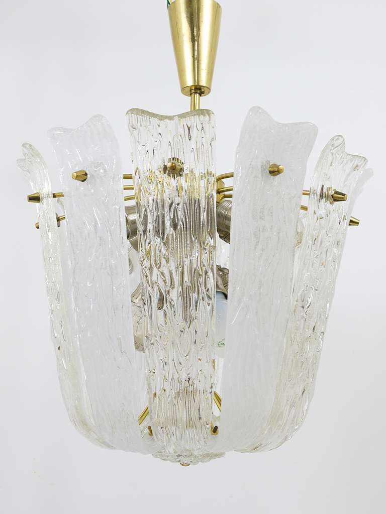 Lustre corbeille Mid-Century en laiton et verre texturé de J.T. Kalmar, Autriche, années 1950