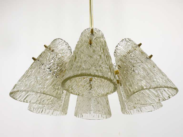 Lustre en laiton J.T. Kalmar, avec abat-jours coniques en verre texturé, Autriche, 1950