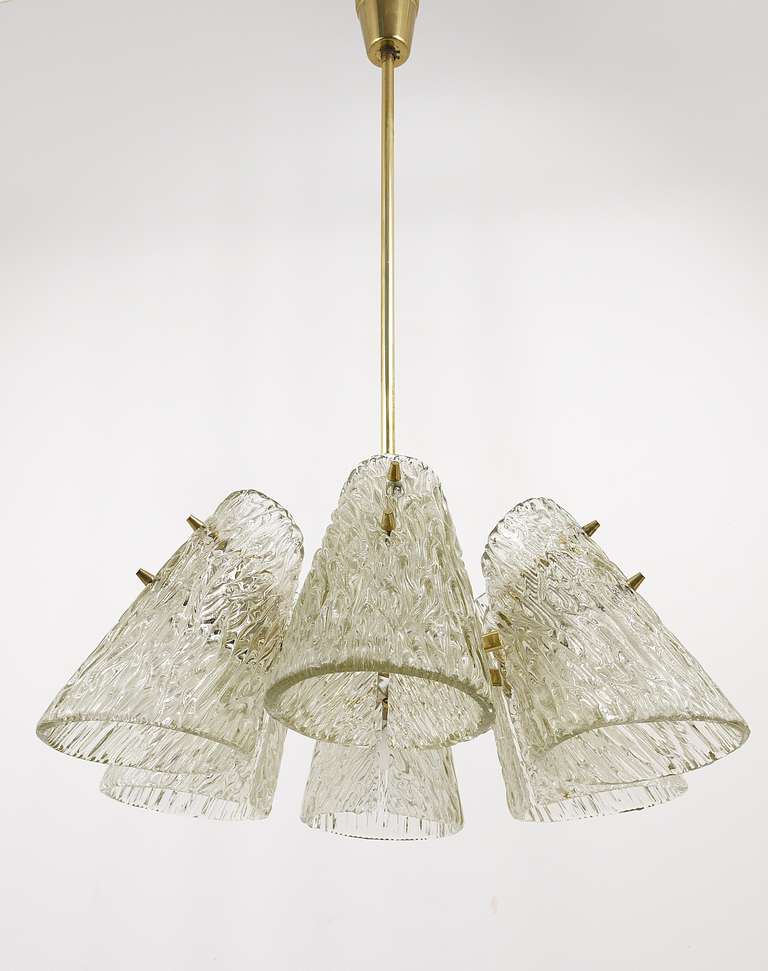 Lustre en laiton J.T. Kalmar, avec abat-jours coniques en verre texturé, Autriche, 1950