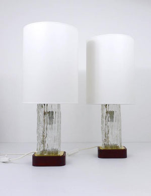 Coppia di grandi lampade da tavolo J.T. Kalmar in vetro ghiaccio «Frankenberg» con base illuminata