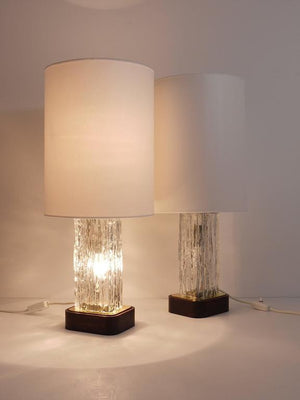 Coppia di grandi lampade da tavolo J.T. Kalmar in vetro ghiaccio «Frankenberg» con base illuminata