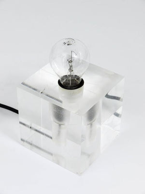 Lámpara de mesa o auxiliar cúbica de lucite, posmoderna, Italia