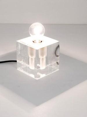 Lámpara de mesa o auxiliar cúbica de lucite, posmoderna, Italia