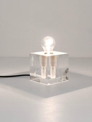 Lámpara de mesa o auxiliar cúbica de lucite, posmoderna, Italia