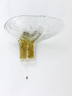 Aplique J.T. Kalmar grande de latón y vidrio hielo con forma de pétalo, Mid-Century, Austria, años 70