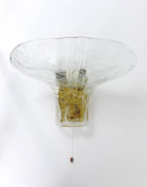 Aplique J.T. Kalmar grande de latón y vidrio hielo con forma de pétalo, Mid-Century, Austria, años 70