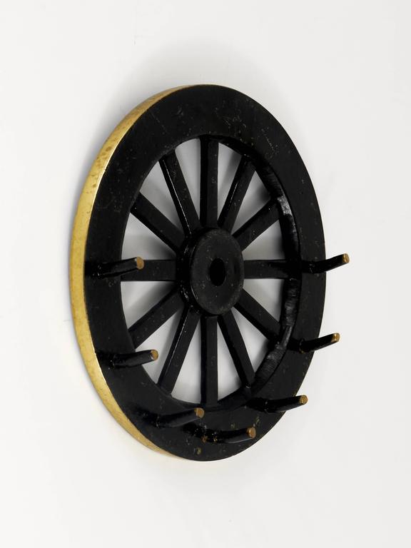 Portachiavi Walter Bosse Mid-Century a ruota di carro in ottone, Herta Baller, Austria, 1950