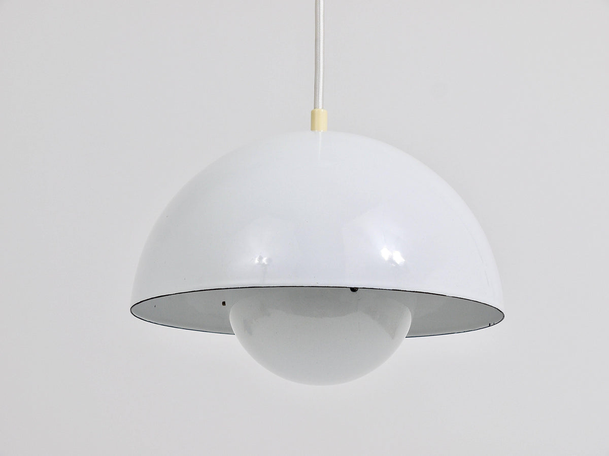 Lampada a sospensione Flowerpot bianca di Verner Panton, Louis Poulsen, Danimarca, 1969