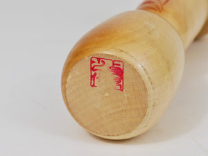 Dekorative Sadao Kishi Kokeshi-Puppenskulptur aus Japan, handbemalt
