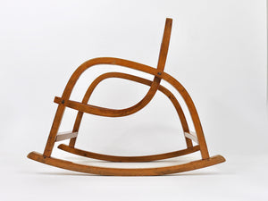 Mecedora infantil de madera curvada Bauhaus, época Brockhage Andrä, Alemania, años 50