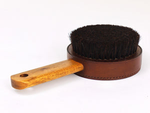 Miroir à main et brosse à habits en noyer et cuir Carl Aubock, Autriche, années 1950