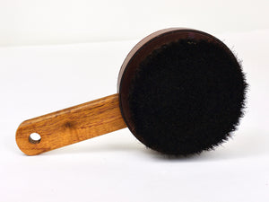 Miroir à main et brosse à habits en noyer et cuir Carl Aubock, Autriche, années 1950