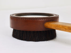 Miroir à main et brosse à habits en noyer et cuir Carl Aubock, Autriche, années 1950