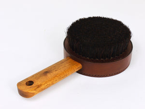 Miroir à main et brosse à habits en noyer et cuir Carl Aubock, Autriche, années 1950