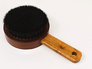 Miroir à main et brosse à habits en noyer et cuir Carl Aubock, Autriche, années 1950