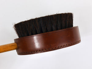 Miroir à main et brosse à habits en noyer et cuir Carl Aubock, Autriche, années 1950