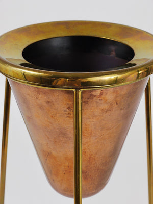 Raro cenicero de pie con trípode de cobre y latón, Carl Auböck
