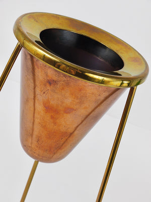 Raro cenicero de pie con trípode de cobre y latón, Carl Auböck