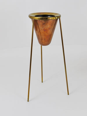 Raro cenicero de pie con trípode de cobre y latón, Carl Auböck