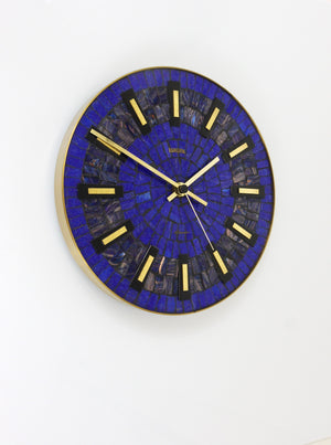 Horloge murale ronde moderniste en mosaïque bleue « Europa »