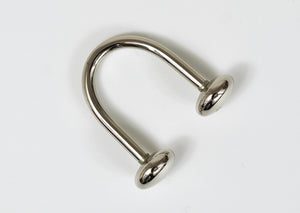 Portachiavi Carl Auböck a forma di U in ottone nichelato «Knopferl»