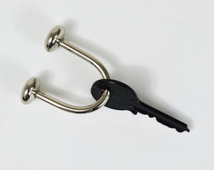 Portachiavi Carl Auböck a forma di U in ottone nichelato «Knopferl»
