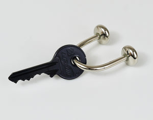 Portachiavi Carl Auböck a forma di U in ottone nichelato «Knopferl»