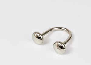 Portachiavi Carl Auböck a forma di U in ottone nichelato «Knopferl»