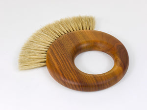 Große Mid-Century Kleiderbürste aus Nussbaum von Carl Auböck