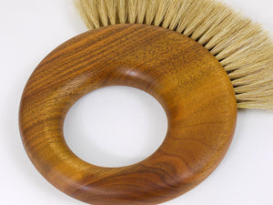 Große Mid-Century Kleiderbürste aus Nussbaum von Carl Auböck