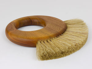 Große Mid-Century Kleiderbürste aus Nussbaum von Carl Auböck