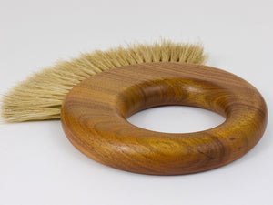 Große Mid-Century Kleiderbürste aus Nussbaum von Carl Auböck