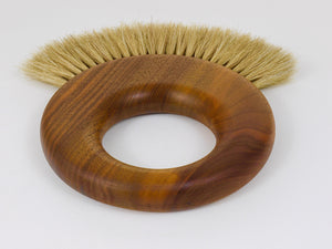 Große Mid-Century Kleiderbürste aus Nussbaum von Carl Auböck