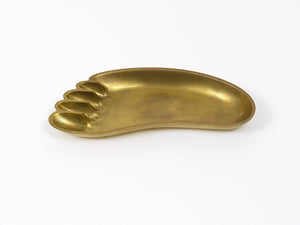 Cuenco o bandeja escultórica de Werkstätte Hagenauer con forma de pie, Mid-Century, latón, Austria