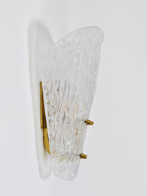 Eine Kalmar Wandleuchte aus Messing und strukturiertem Glas, Mid-Century, Österreich, 1950er-Jahre