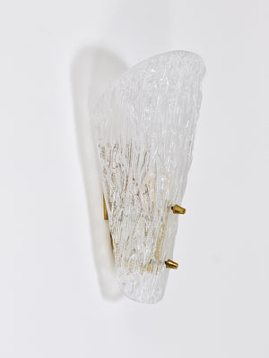 Eine Kalmar Wandleuchte aus Messing und strukturiertem Glas, Mid-Century, Österreich, 1950er-Jahre