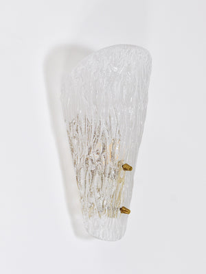 Eine Kalmar Wandleuchte aus Messing und strukturiertem Glas, Mid-Century, Österreich, 1950er-Jahre