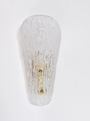 Eine Kalmar Wandleuchte aus Messing und strukturiertem Glas, Mid-Century, Österreich, 1950er-Jahre
